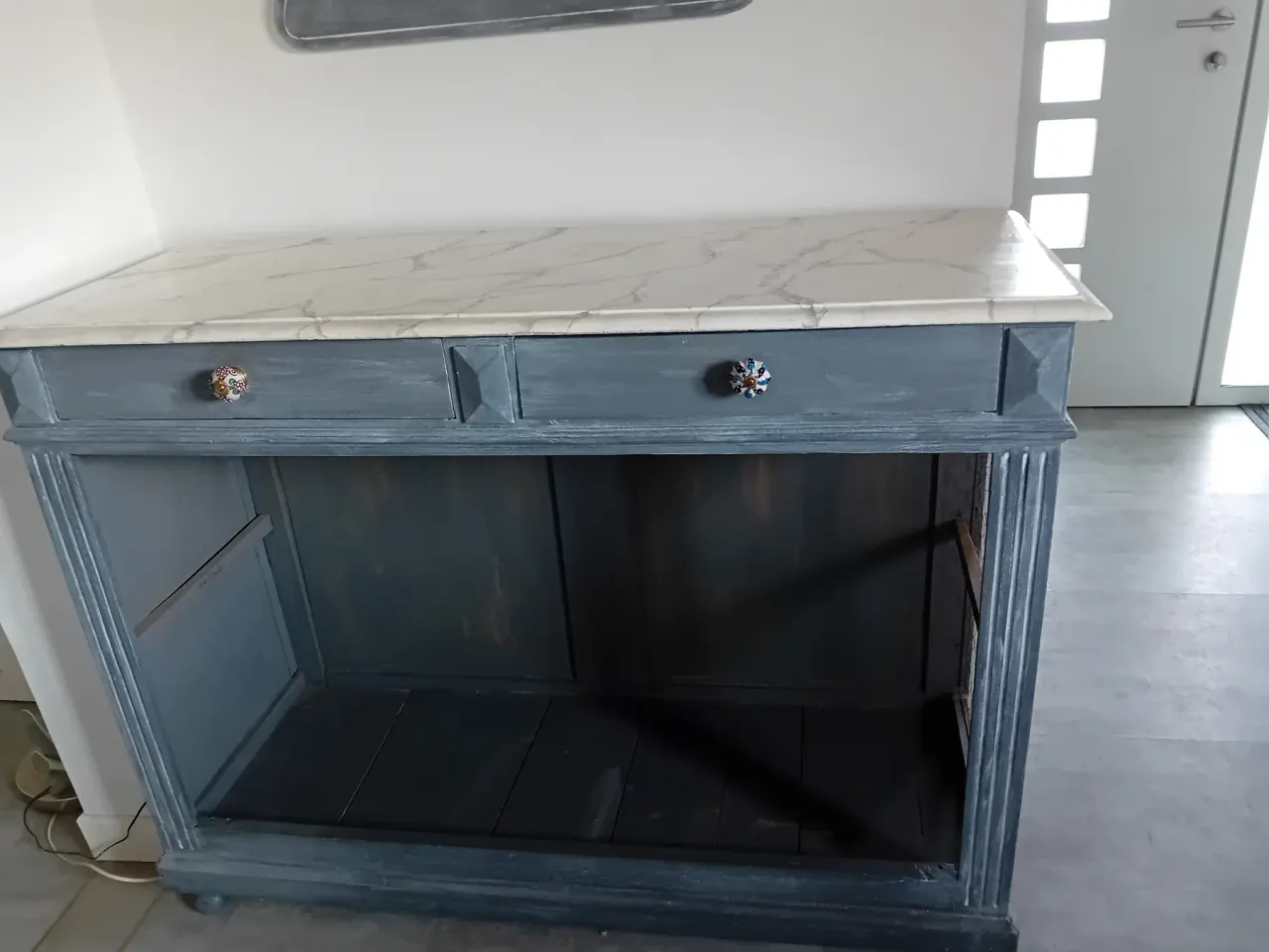 Meuble transformé — plateau brèche grise